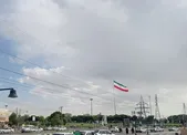 شهروند خبرنگار | نصب و برافراشته شدن پرچم بزرگ جمهوری اسلامی ایران در میدان فجر در روز عرفه