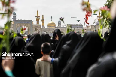گزارش تصویری | آیین گلباران حرم امام‌رضا(ع) در نخستین روز دهه کرامت ۱۴۰۴