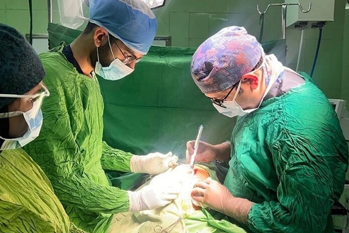 پزشکان، توده ۲۰ سانتی متری را از شکم بانوی نیشابوری خارج کردند
