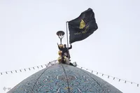 ویدئو| اهتزاز پرچم عزا بر فراز گنبد شاهچراغ