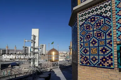 گزارش تصویری | تعویض پرچم و کتیبه‌های عزا در حرم امام رضا (ع)