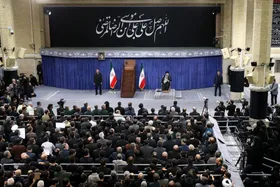 رهبر معظم انقلاب: همه باید از خدمتگزاران کشور بویژه رئیس جمهور پرتلاش حمایت کنند | ملت ایران در برابر خواسته اهانت آمیز آمریکا برای گوش به فرمانی، با قدرت می&zwnj;ایستد