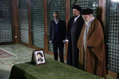 گزارش تصویری | حضور رهبر معظم انقلاب در مرقد مطهر بنیان‌گذار کبیر جمهوری اسلامی ایران و مزار شهدای نظام و دفاع مقدس (۱۱ بهمن ۱۴۰۳)
