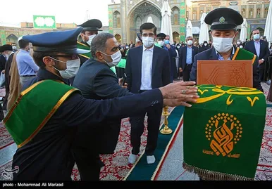 آیین تعویض پرچم گنبد حرم حضرت معصومه(س) و امام رضا (ع) به مناسبت آغاز دهه کرامت