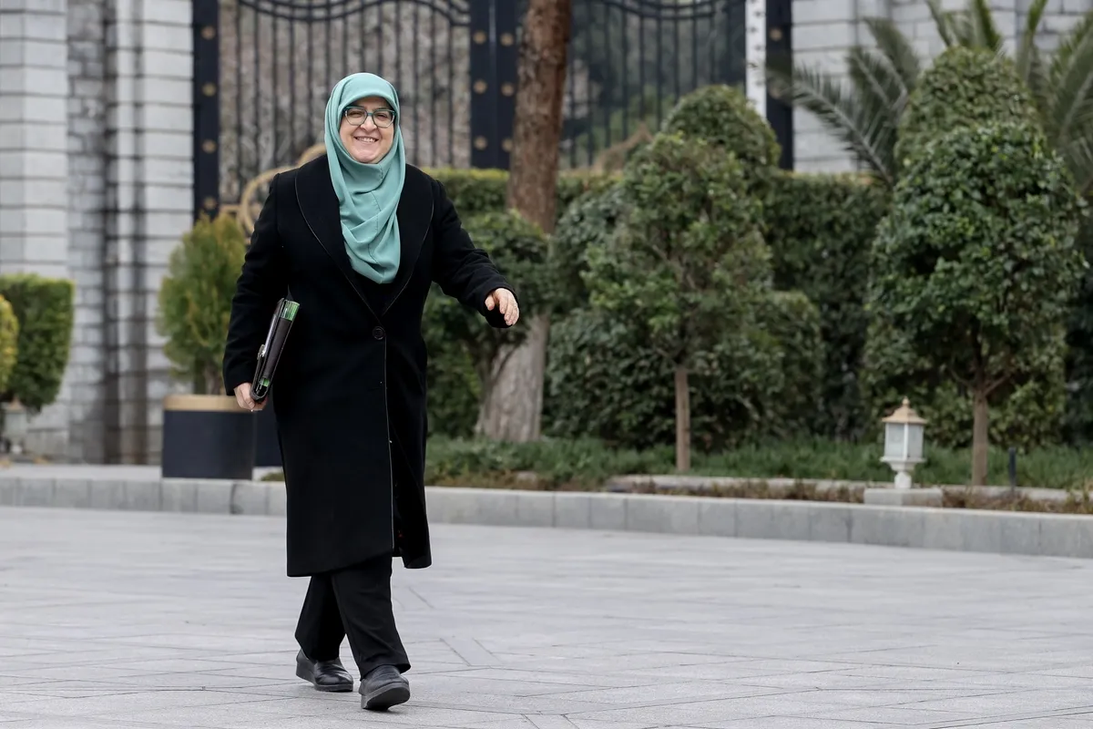 مهاجرانی: گزارش حوادث اخیر دانشگاه ها در هیئت دولت ارائه شد | دور سوم مذاکرات هسته ای فردا در ژنو انجام می شود