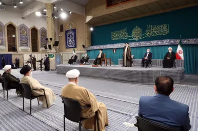 دیدار جمعی از مسئولان نظام و مهمانان شرکت کننده در کنفرانس وحدت اسلامی با رهبر معظم انقلاب