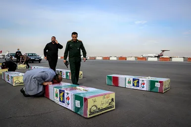 استقبال از پیکر مطهر ۱۲ شهید گمنام دفاع مقدس در فرودگاه هاشمی نژاد مشهد