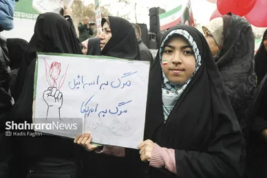 گزارش تصویری |نسل امروز، قلم به دست؛ راهپیمایی ۲۲ بهمن به روایت دست‌های کوچک و آرزوهای بزرگ