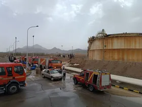 جزییات آتش&zwnj;سوزی ناشی از برخورد صاعقه به مخزن بنزین در انبار نفت زاهدان (۱۲ تیر ۱۴۰۵)