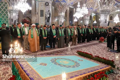 تعویض پرچم گنبد و پوش ضریح امام رضا(ع)