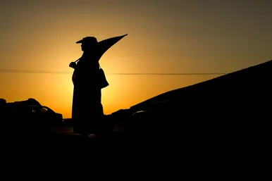 زائران پیاده در مسیر حرم مطهر رضوی