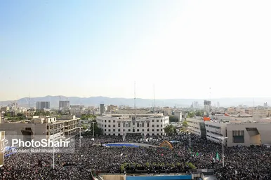 اجرای سرود «سلام فرمانده» با حضور دهه نودی ها در عرصه میدان شهدا