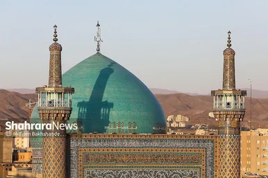 عکس‌هایی از مراسم تعویض پرچم گنبد حرم امام رضا (ع) (۱۷ شهریور ۱۴۰۳)