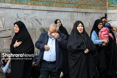 مجموعه عکس | تعویض پرچم گنبد مطهر رضوی به احترام شهادت رئیس جمهور و هیئت همراه
