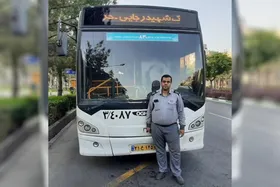 بازگرداندن کیف پول به صاحبش توسط اتوبوسران امانت&zwnj;دار مشهدی