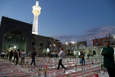 توزیع افطاری در باب الکاظم حرم مطهر رضوی