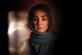 در دنیایی از سکوت چه می&zwnj;گذرد؟ | روایت قصه بانوی ناشنوا در فیلم سینمایی &laquo;بیصدا حلزون&raquo;