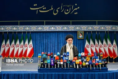 عکس‌هایی از حضور رهبر معظم انقلاب در شعبه اخذ رأی چهاردهمین انتخابات ریاست‌جمهوری