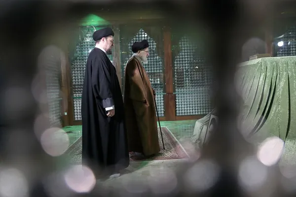 حضور رهبر معظم انقلاب در مرقد مطهر امام خمینی (ره) و گلزار شهدای بهشت زهرا (س) در آستانه دهه فجر (۱۱ بهمن ۱۴۰۳) + عکس و فیلم