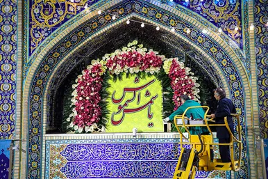 چراغانی و گل آرایی حرم مطهر رضوی به مناسبت میلاد امام رضا (ع)