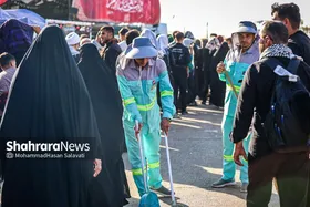 ویدئو | وقتی زائران اربعین، جاروی پاکبان مشهدی را می&zwnj;گیرند