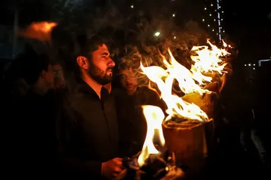 آئین سنتی مشعل گردانی نجفی‌ها در شب تاسوعا