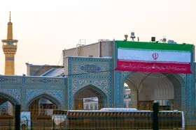 عکس| اهتراز پرچم ایران اسلامی در ورودی&zwnj;های حرم مطهر رضوی در آستانه دهه فجر (۱۱ بهمن ۱۴۰۳)