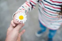 با چه ترفند‌هایی فرزندمان را دست‌و‌دل‌باز تربیت کنیم؟
