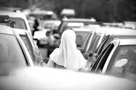 دست فروشان همچنان در چهارراه&zwnj;های مشهد جولان می&zwnj;دهند