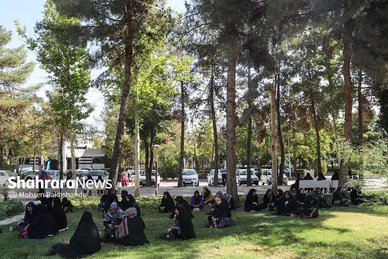 مادران انتظار | عکس‌هایی از مادران کنکوری‌ها پشت درهای بسته