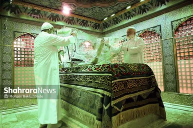 غبارروبی مضجع منور امام رضا(ع)