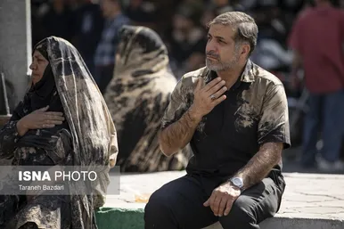 محرم ۱۴۰۴ | عکس‌هایی از آیین گل مالی روز عاشورا در خرم آباد
