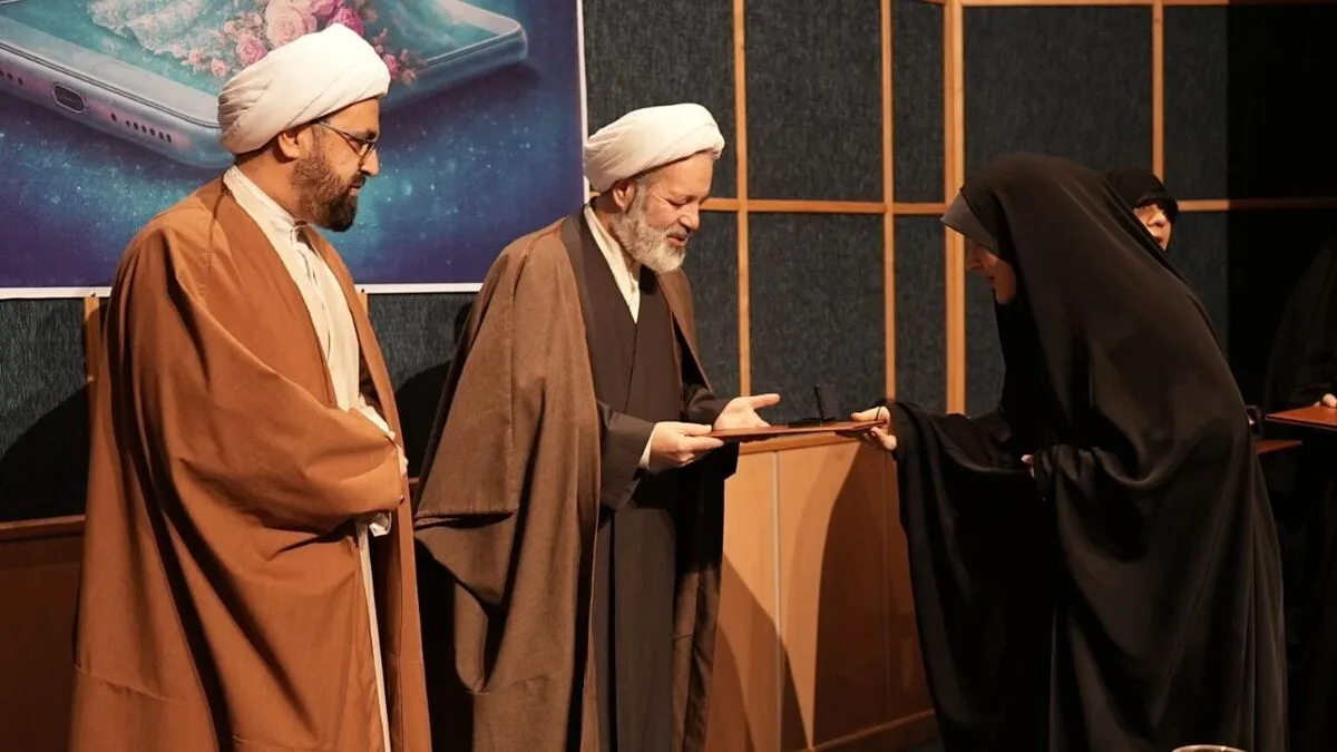 تجلیل از بانوی طلبه حوزه علمیه خراسان در هفدهمین همایش کوثر هدایت