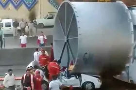 سقوط بار غیرمجاز روی یک پراید