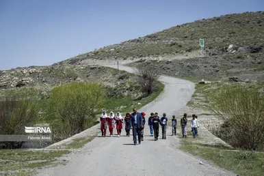 معلم و بچه‌های روستای بیاتان سوخته