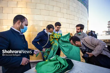 آیین تعویض پرچم گنبد منور حرم مطهر رضوی