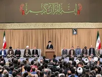 رهبر انقلاب: در زمینه‌ی ارتباط با بیرون، ملت ایران با یک جبهه‌ی وسیعی از قدرت‌مداران کافر یا منافق مواجه است