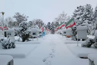 گزارش تصویری | حال و هوای برفی گلزار مطهر شهدا آرامستان بهشت رضا (ع) مشهد (۲۵ آذر ۱۴۰۳)
