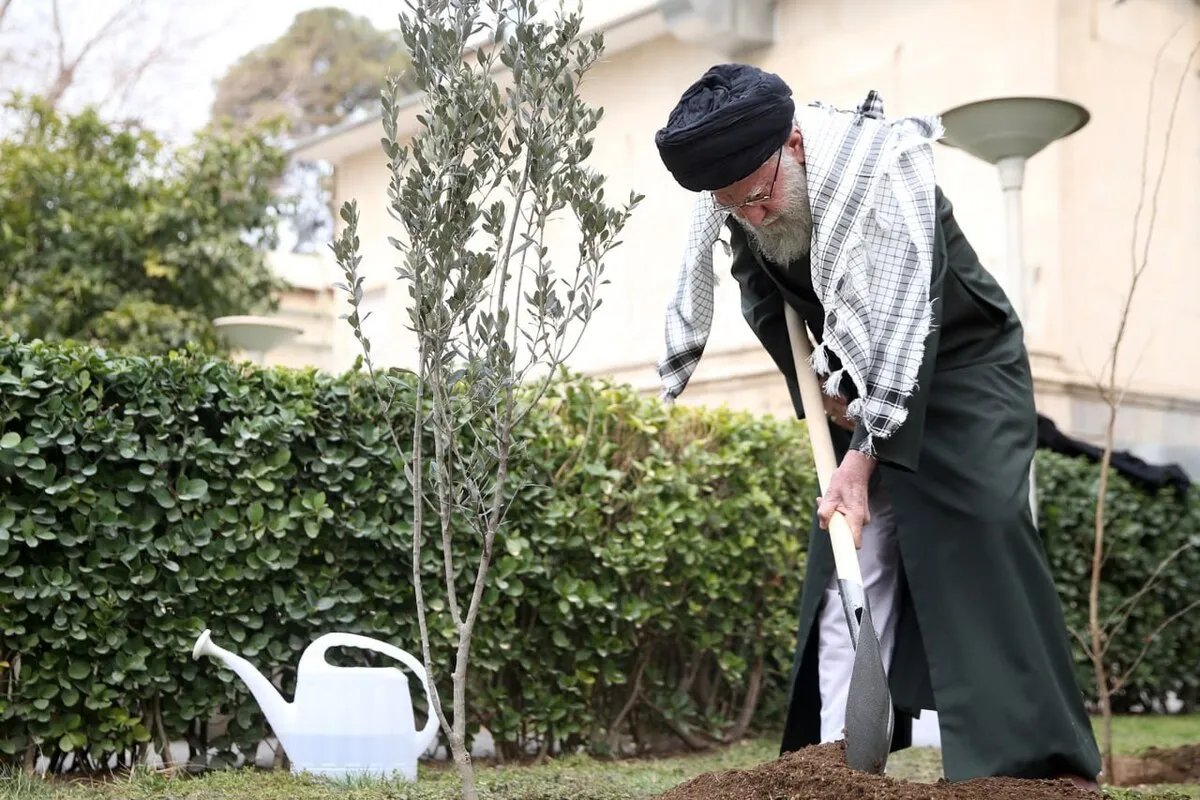 به مناسبت روز درختکاری و هفته منابع طبیعی، رهبر انقلاب ۳ اصله نهال کاشتند + فیلم