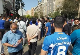 تجمع گسترده هواداران استقلال در مقابل مجلس شورای اسلامی+ عکس