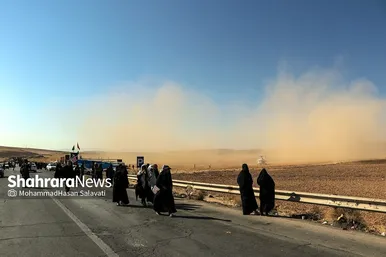 زائران پیاده در مسیر حرم مطهر رضوی