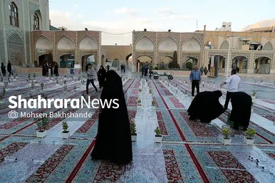 توزیع افطاری در باب الکاظم حرم مطهر امام رضا(ع)