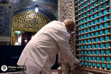 غبارروبی ضریح مطهر رضوی به مناسبت دهه کرامت