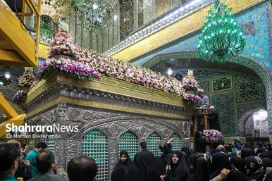 گزارش تصویری | تعویض گل‌های ضریح حرم مطهر امام‌رضا(ع)