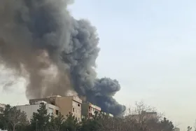 آتش&zwnj;سوزی گسترده در بازار محلی جنت در کنار نیایش مال تهران + جزئیات و فیلم (۱۴ بهمن ۱۴۰۴)