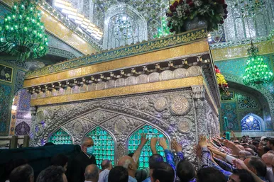 گل آرایی ویژه ولادت حضرت امام رضا (علیه السلام) در روضه منوره رضوی