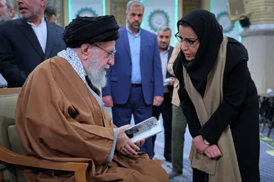 دیدار جمعی از شاعران و اهالی فرهنگ و ادب فارسی با رهبر انقلاب