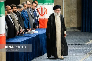 عکس‌هایی از حضور رهبر معظم انقلاب در شعبه اخذ رأی چهاردهمین انتخابات ریاست‌جمهوری