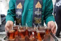 پذیرایی از زائران با مشارکت ۴۵ موکب و صدها خادمیار در چایخانه‌های حرم امام‎رضا(ع)
