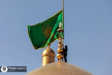 آیین تعویض پرچم گنبد حرم حضرت معصومه(س) و امام رضا (ع) به مناسبت آغاز دهه کرامت